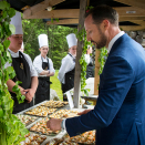 Kronprins Haakon smaker på fingermaten. 250 elever fra yrkesfag har vært med å stelle til festen. Foto: Heiko Junge / NTB scanpix